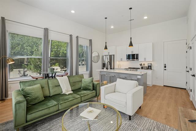 Foto del edificio - 6418 Maple Ave