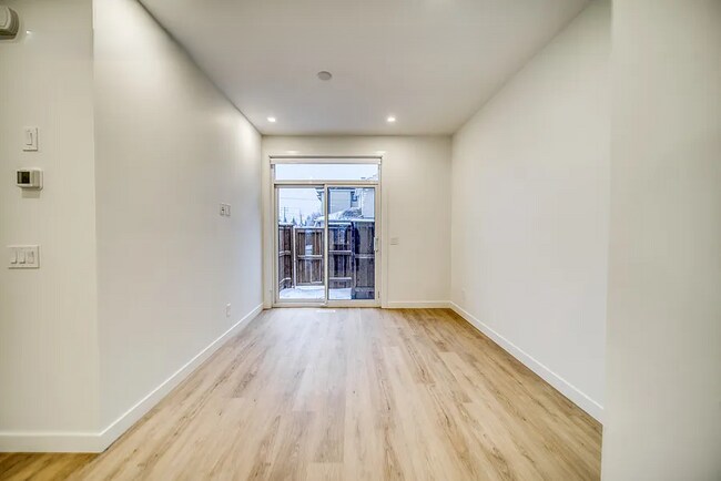 Building Photo - Spacious 3 Bedroom, 2 Bathroom unit minute...