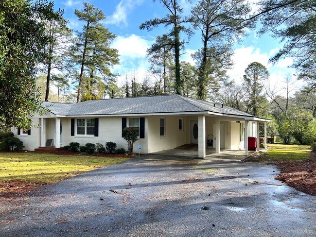 Building Photo - Private Oasis in the Heart of Town