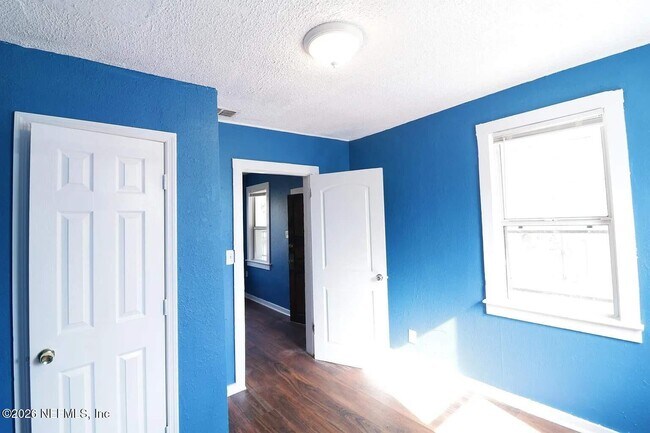 Foto del edificio - 1243 W 25th St