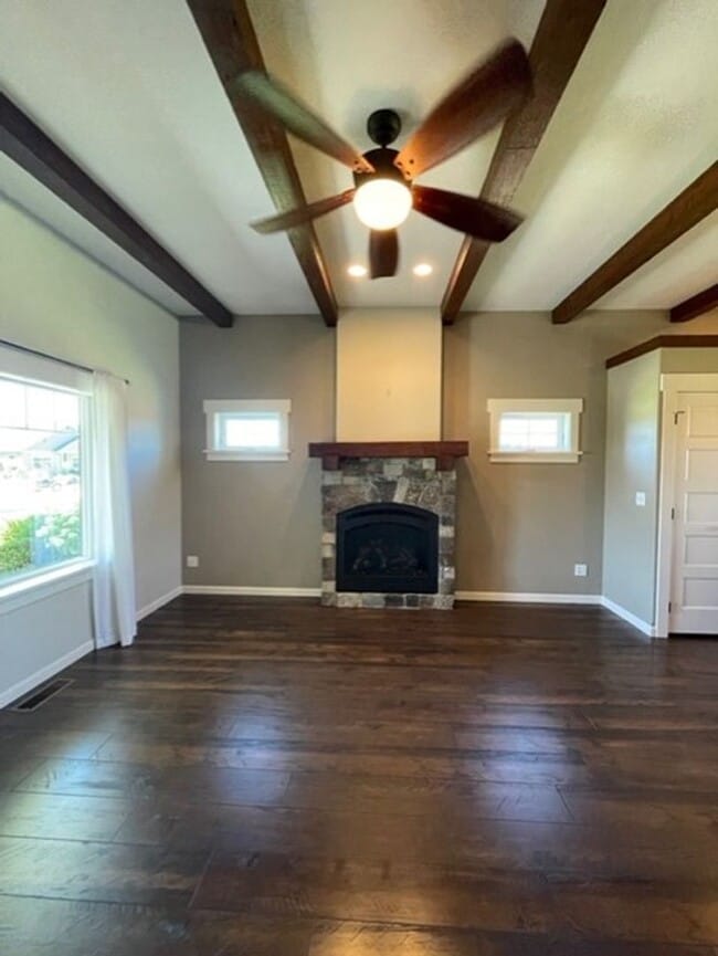 Building Photo - "PENDING" Custom Built 3 Bed/2 Bath Ranch ...