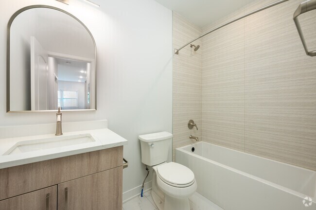 2 habitaciones, 1 baño - 735 pies cuadrados - Baño - Foster Apartments
