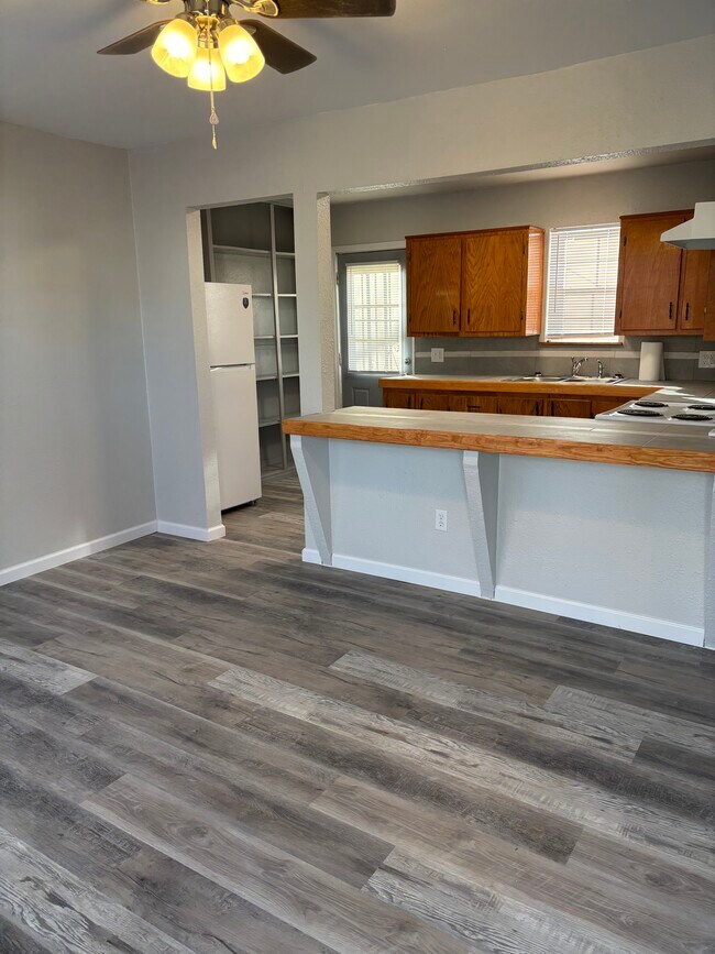 Foto del edificio - 1016 N Walnut St