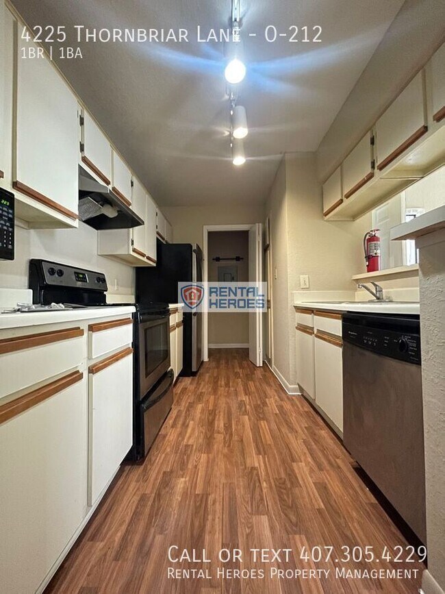 Foto del edificio - 4225 Thornbriar Ln