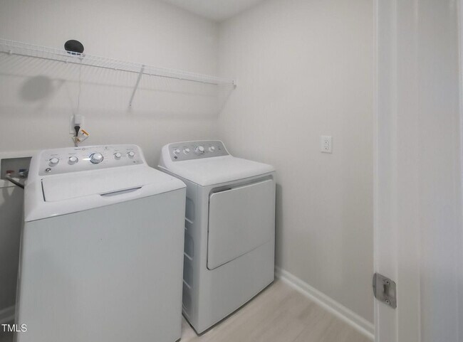 Foto del edificio - Modern New Townhome | 3 Bed/2.5 Bath | End...