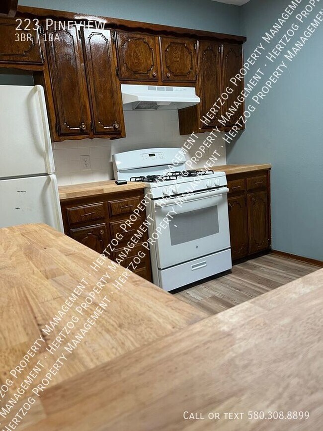 Building Photo - For Rent: Charming 3 Bed, 1 Bath with Gara...