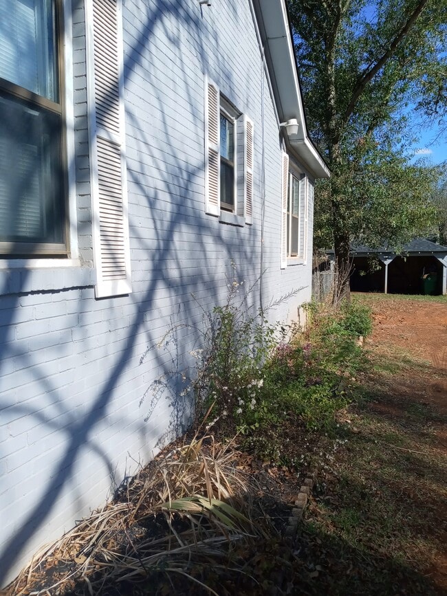 Side - 614 Crockett Rd