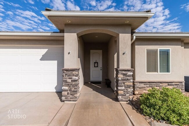 Building Photo - Beautiful Desert Canyon home! Pet Friendly!!