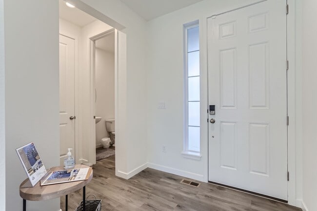 Building Photo - Stunning New Build in Aurora with Sleek Fi...