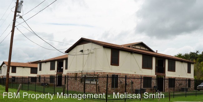 Building Photo - 300 Wells Ave