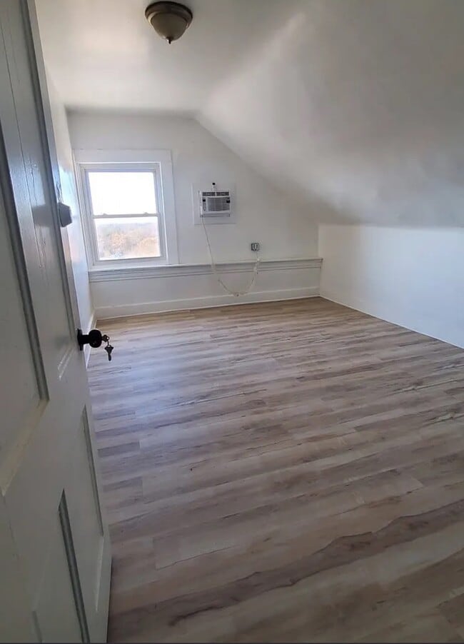 Building Photo - 3442 Larona Ave