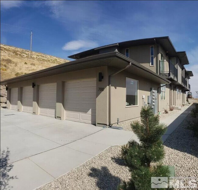 Building Photo - 730 Bluffs Ct