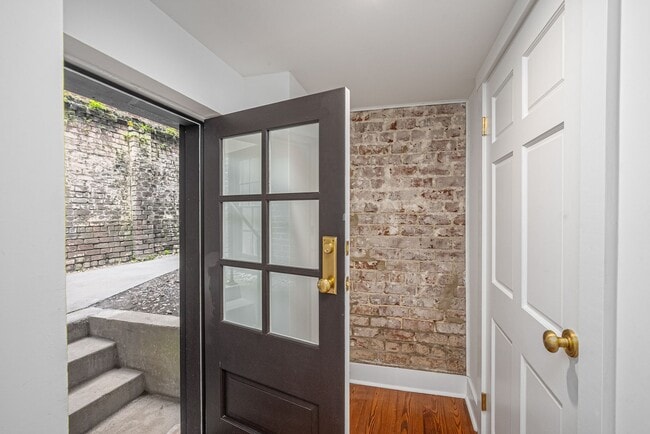 Building Photo - Renovated 2 Bedroom Carriage house off Lafayette Square