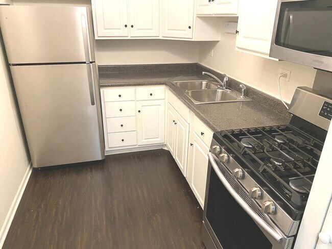 Building Photo - 8521 Lotus Ave