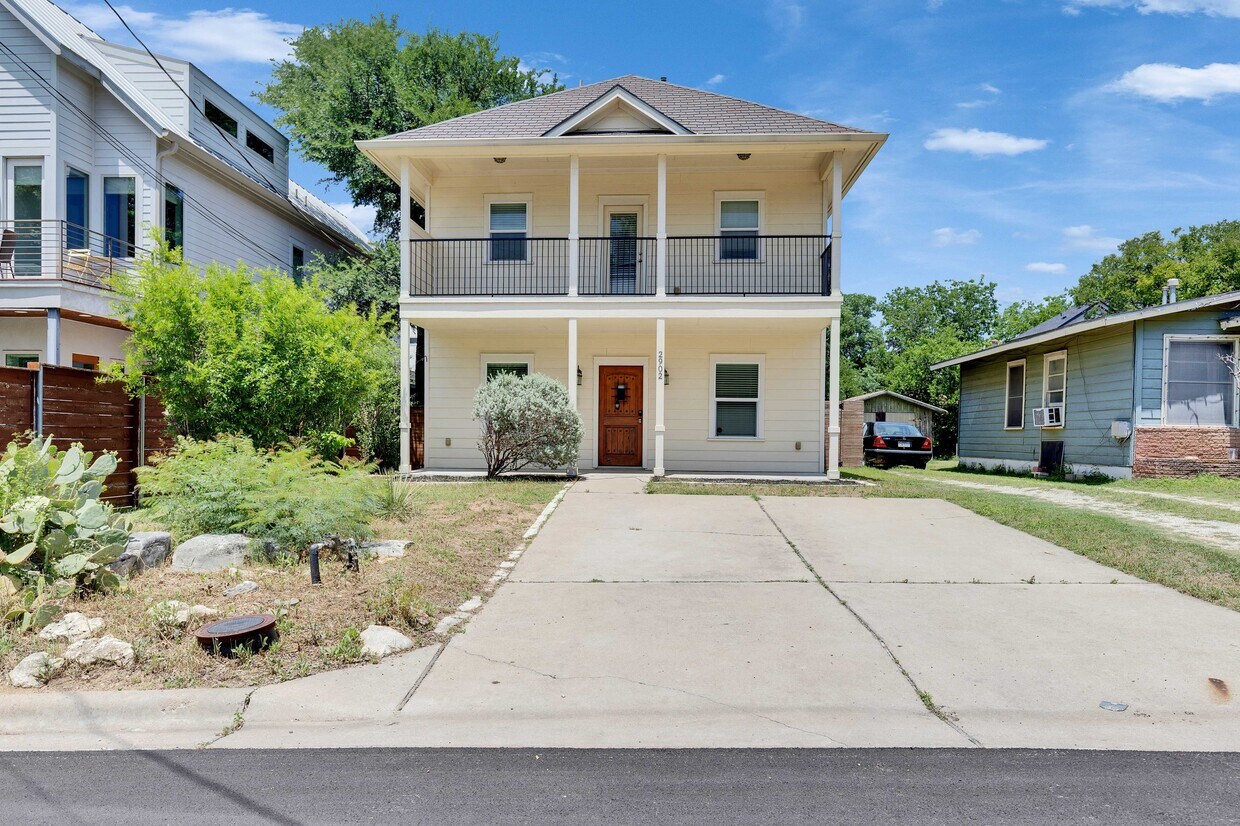 Foto principal - 2902 E 13th St