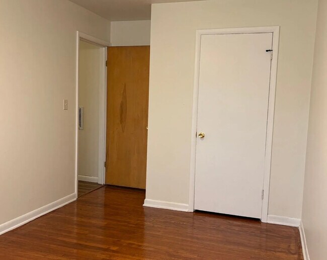 Foto del edificio - Spacious 3 Bedroom 2 Bath Townhome with Garage Available Now – Great Location!