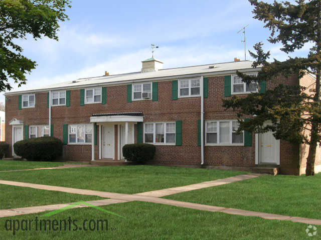 Court Yard - Evergreen Town House Apartments