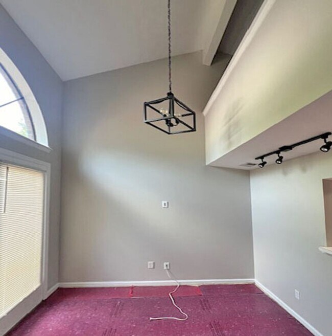 Foto del edificio - BEAUTIFUL FULLY RENOVATED Townhouse, 2 BR, 2 Bath, Carport & Deck; Pets Ok!