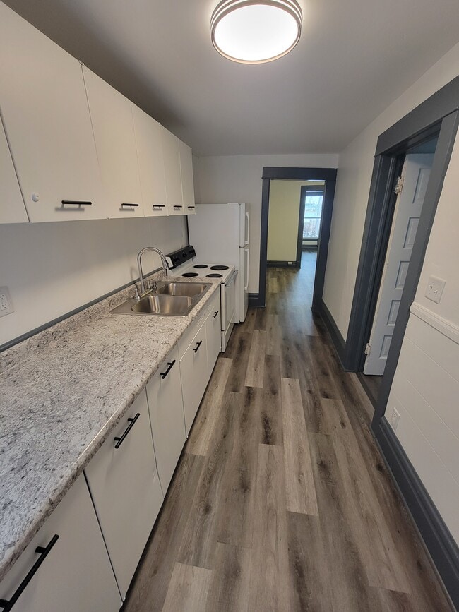 Kitchen - 607 Manchester St