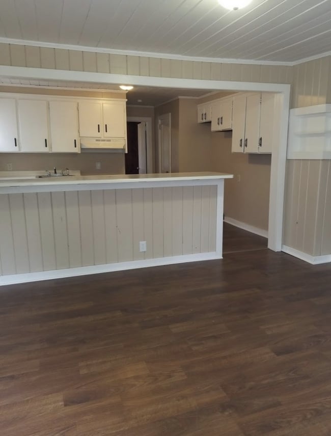 Building Photo - Newly Renovated LARGE 1 Bedroom /1 Bath Du...