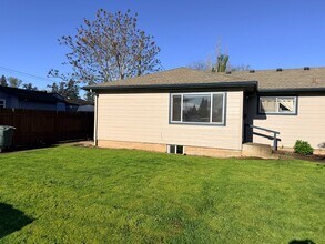 Building Photo - 4525 Rivercrest Dr N