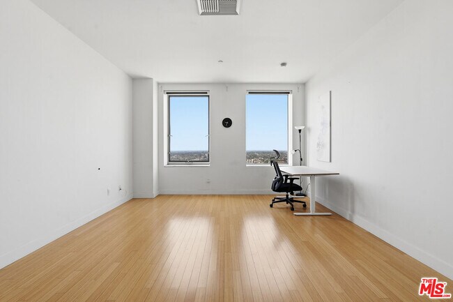 Foto del edificio - 3810 Wilshire Blvd