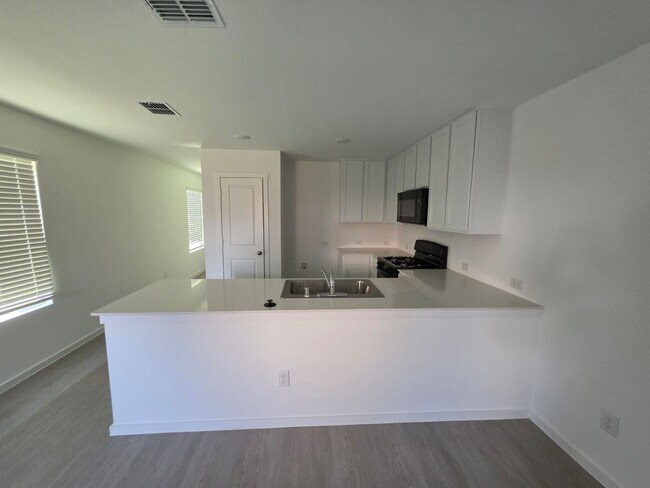 Foto del edificio - NEWLY BUILT 3 bedroom 2.5 Bath Single fami...