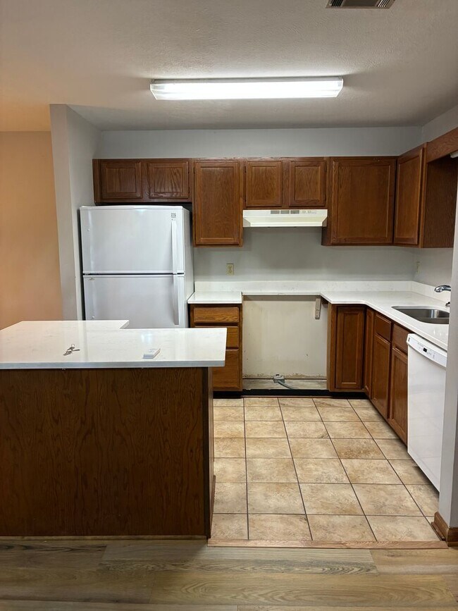 Building Photo - Oak Meadow Condo