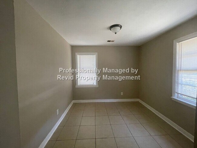 Building Photo - 2 Bedroom Home!