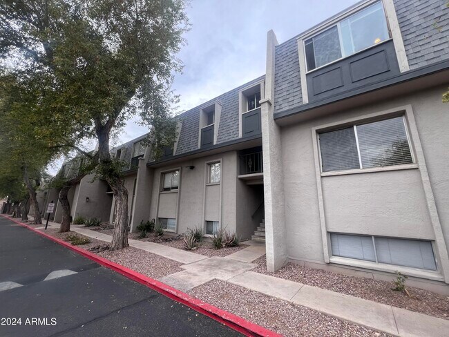 Building Photo - 1010 E Osborn Rd