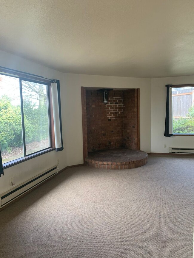 Building Photo - Available Now!  One level 2 Bedroom and 2 ...