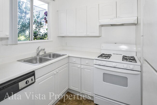 Foto del edificio - Great two bedroom, one bath beach bungalow...