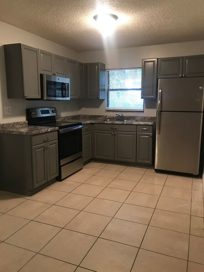 Foto del edificio - SPACIOUS RANCH STYLE 3 BEDROOM 2 FULL BATH...