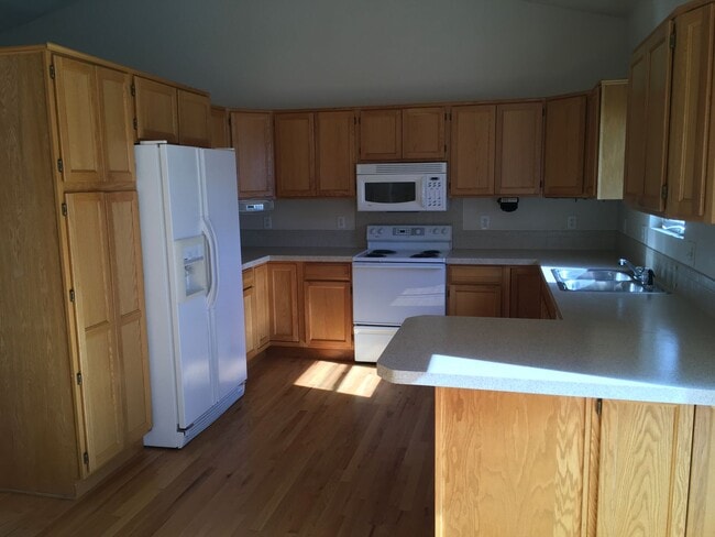Building Photo - 4 BEDROOM, 3 BATHROOM HOUSE WITH 2 CAR ATT...