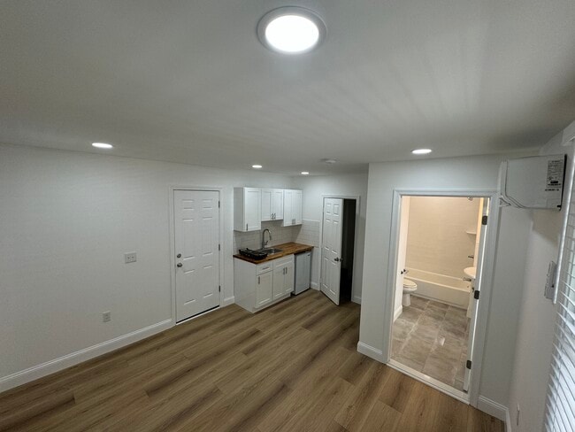 Foto del edificio - 230E 2nd, Media