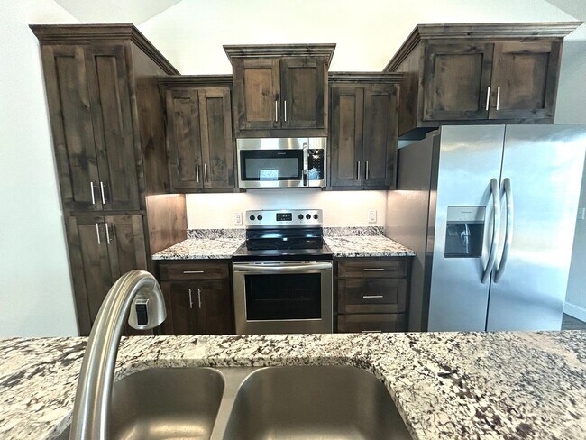 Foto del edificio - Water included - 1 Bed 1 Bath Near Downtown Rogers