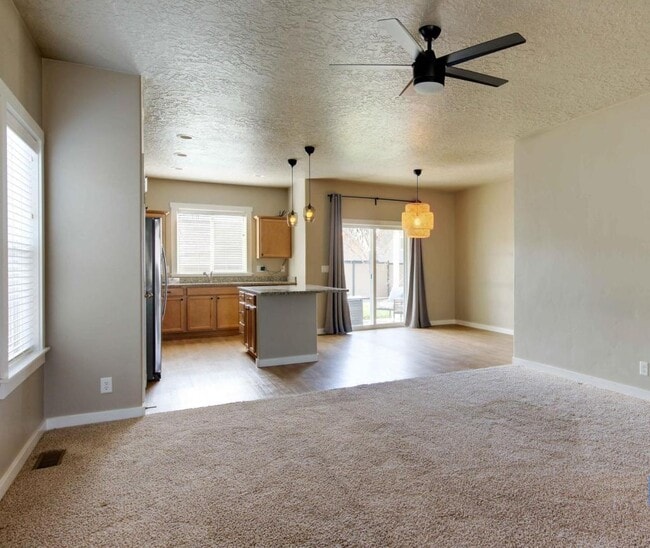 Foto del edificio - 5587 W Song Sparrow St