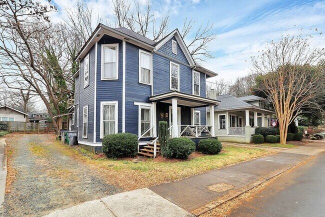 Foto del edificio - Charming 2nd Floor 2BD/1BA Unit on Pecan Ave!