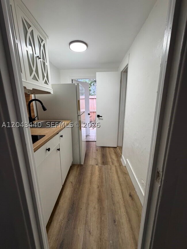 Foto del edificio - 2137 NW 1st St