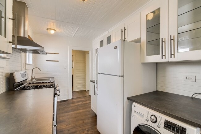 Building Photo - Cozy & Charming 2br 1920s Bungalow for Ren...