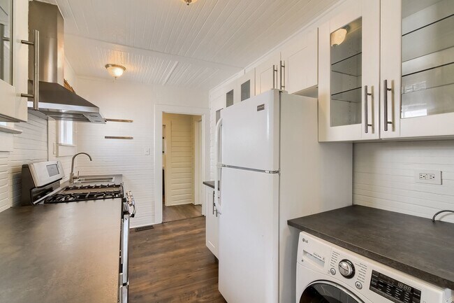 Foto del edificio - Cozy & Charming 2br 1920s Bungalow for Ren...