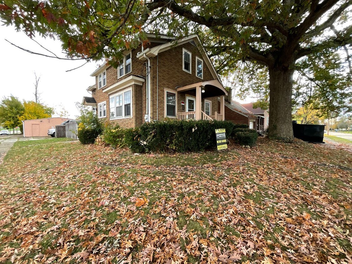 1701 W 22nd St Unit 1701 West 22nd Street Up, Lorain, OH 44052 Room