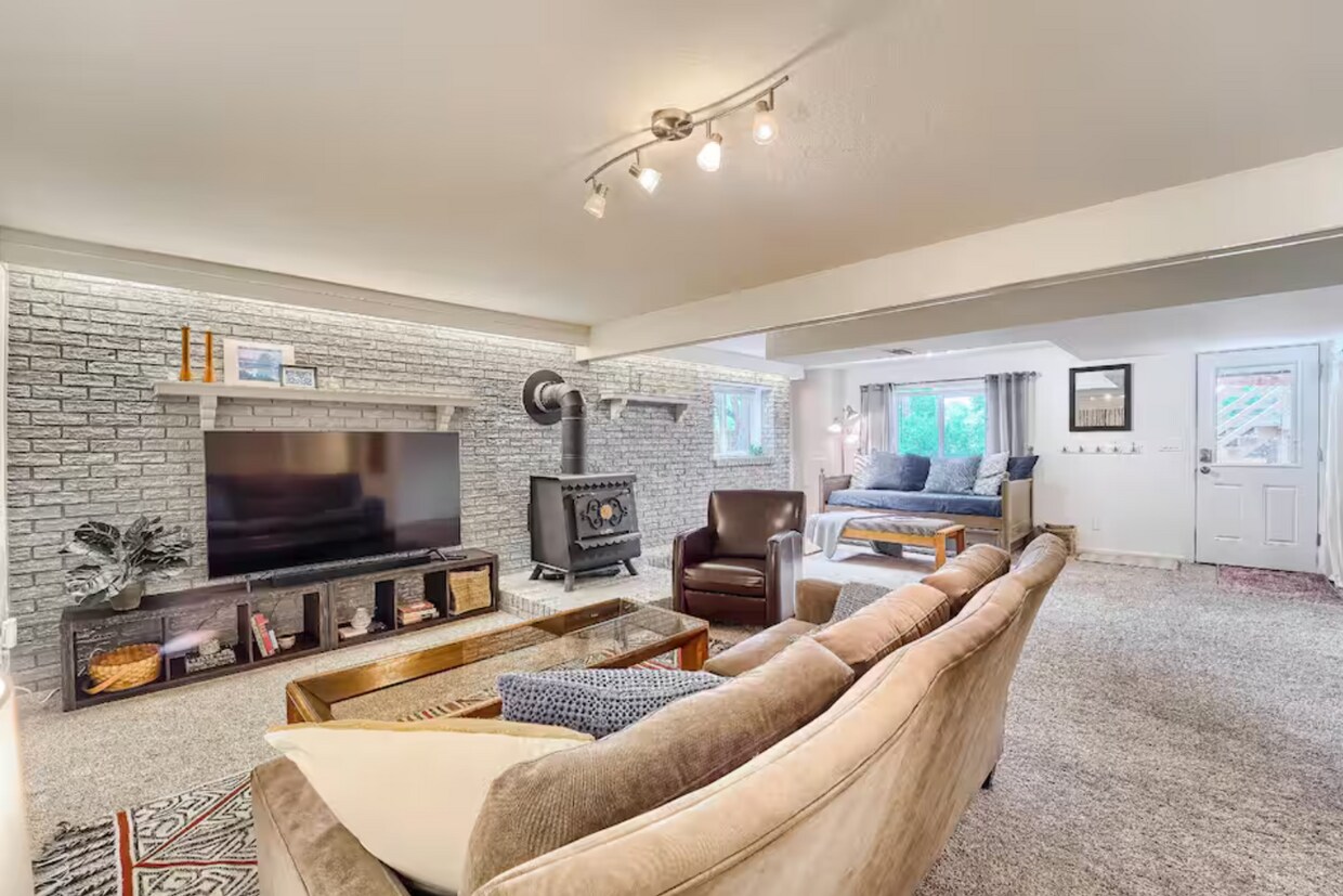 Foto principal - Cozy Arvada Downstairs Duplex Available Now!