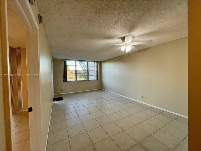 Foto del edificio - 9470 Live Oak Pl