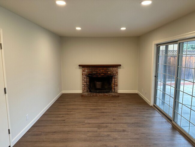 Building Photo - Beautiful Remodeled 4 Bedroom 2 Bath Bloss...