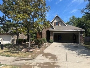 Building Photo - 3103 Spanish Oak Trail