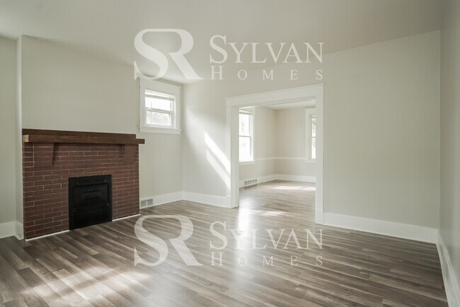 Building Photo - Historic 4 BR, 1.5 BA home with modern con...