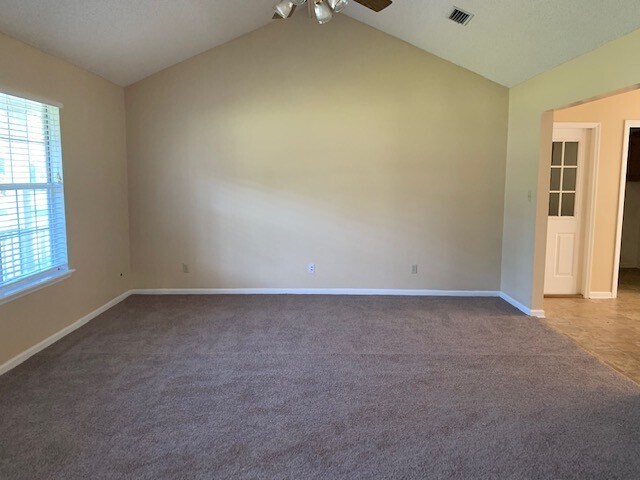 Foto del edificio - Three Bedroom Home w/ Garage