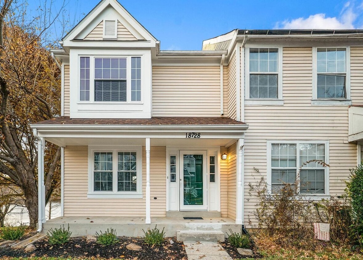 Gorgeous End Unit townhouse with WATER VIEWS ready mid August! - Gorgeous End Unit townhouse with WATER VIEWS ready mid August!