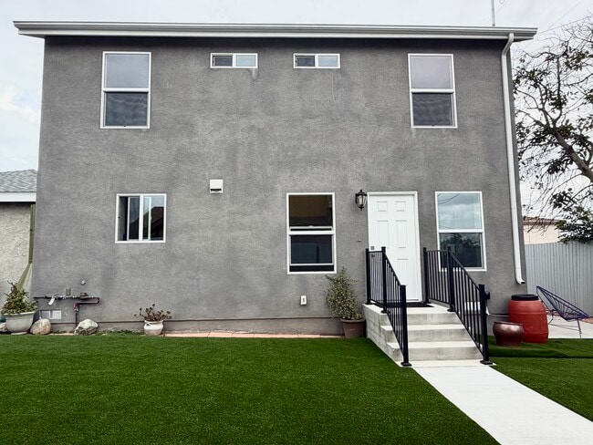 Building Photo - 384 Hargrave St